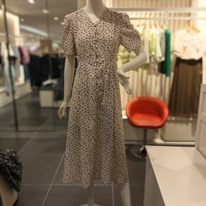 [숲]V넥 앞여밈 단추장식 핏앤플레어 프린트 원피스 SA4OP3A2