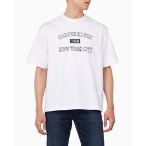 CK진  남성 릴렉스핏 뉴욕 바시티 로고 반팔 티셔츠(4RB846G)