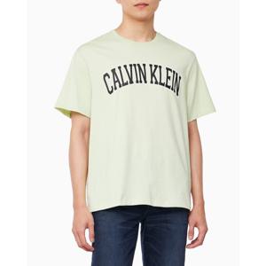 CK진  남성 레귤러핏 커브 바시티 로고 반팔 티셔츠(4RB847G)
