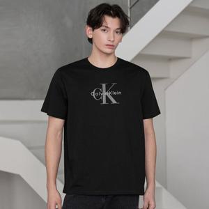 CK진  남성 레귤러핏 히어로 모노그램 로고 반팔 티셔츠(4RB862G)