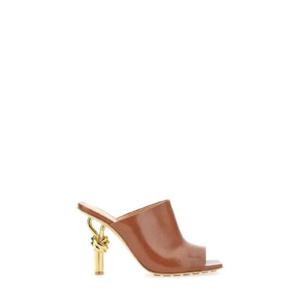 BOTTEGA VENETA 카프스킨 놋 뮬 힐 1064894