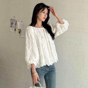 [모리스커밍홈]오프숄더 벌룬 펀칭 블라우스_M2505BL612B