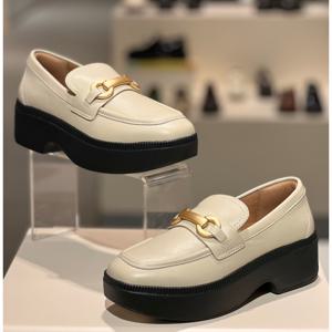 핏플랍24FW 레더 데미-웨지 여성 청키 로퍼 FFSO4F073CR 크림