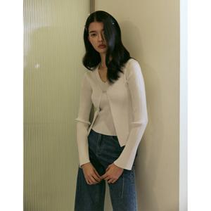 [에고이스트][BLUE LABEL] 금속 여밈 포인트 V넥 페미닌 풀오버 ER2OKL05