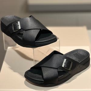 핏플랍 25S/S 서퍼 버클 텀블드 크로스 남성 슬라이드 FFSO5E741BK 올블랙
