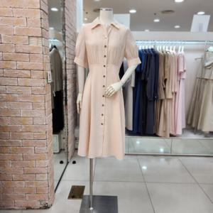 [JJ JIGOTT][JJ지고트]슬릿 칼라 스모킹 원피스 GM6M0OPW5