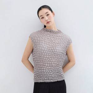 [플리츠미(여성)]엠보싱 반하이넥 슬리브리스 티셔츠_PPTSM0250