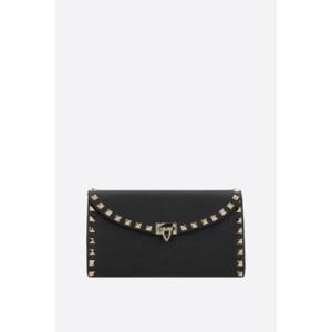VALENTINO GARAVANI 체인에 달린 Rockstud 그레인 가죽 지갑 5W0P0Z81VSH0NO