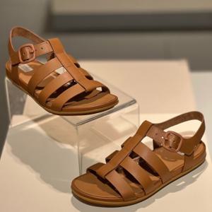 핏플랍 25S/S 그라시에 레더 여성 피셔맨 샌들 FFSO5E132W1 라이트브라운