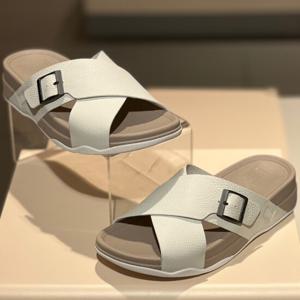 핏플랍 25S/S 서퍼 버클 텀블드 크로스 남성 슬라이드 FFSO5E741WT 화이트