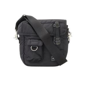 포터 x 꼼데가르송 옴므 W 네임 숄더백 블랙 HO-K202-051