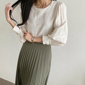 [모리스커밍홈]셔링 퍼프소매 라운드넥 블라우스_M2409BL179C