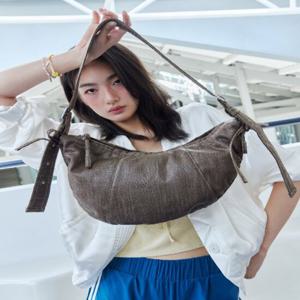 [질스튜어트핸드백] 다크브라운 코티드 캔버스 호보 크로스백 M JABA4F241 W3