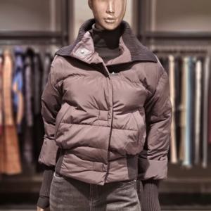 [알렉시스엔] 제시뉴욕 니트배색 하이넥 덕다운점퍼 BEW5NREJ5000