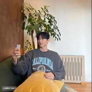 [후아유]Garment Dyed Graphic Sweatshirt / WHMWF2224U