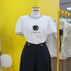 르피타 DP01 까멜리아 꽃장식 퍼프 티셔츠 L232UTS512