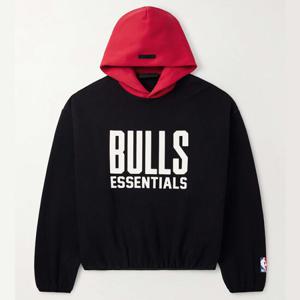 25 SS 피어오브갓 에센셜 X NBA 불스 아플리케 레드 후드 스웨트셔츠 블랙 192AL246504F