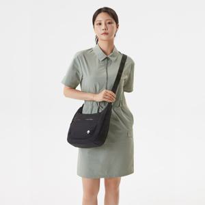 [데상트공식] 스포츠베이직 경량 호보백 SP323UBG78