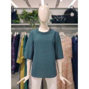 갤러리아_크로커다일레이디 자수포인트 라운드 블라우스 CLDMBL112