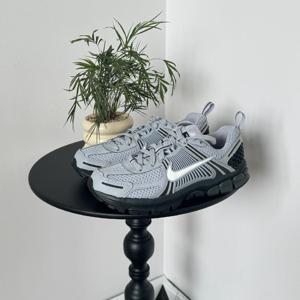 나이키 우먼스 줌 보메로 5 울프 그레이 블랙 HV6421-001