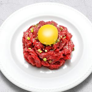 1++ 투뿔 한우 육회 200g x 1팩 + 간장맛소스 1팩증정