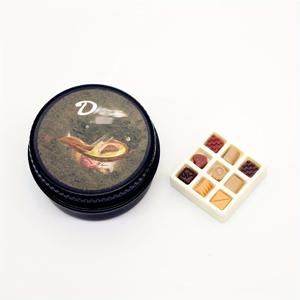 TEMU 매력적인 미니 인형의 집 크림 초콜릿 블랙 캔 선물 상자 세트, 철제 박스 세트 미니어처 DIY 시뮬레이션 음식 놀이, DIY 인형의 집 주방 장면 장식 소품, 레진 오너먼트, 기념일 파티 및 기숙사에 적합한 DIY 음식 주방 액세서리, 할로윈, 크리스마스, 추수감사절, 빛 축제, 새해 선물에 완벽하게 어울립니다