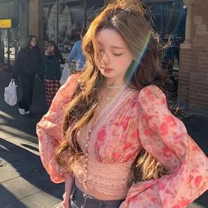 TEMU 프랑스 로맨틱 꽃무늬 V넥 긴팔 블라우스, 봄/여름 2025, 대비 레이스 트림, 캐주얼 셔폰 가디건, 러플 헴, 50g/m², 성인 여성 패션, 캐주얼 웨어|꽃무늬 탑|V넥 블라우스