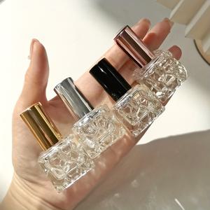 TEMU 4팩 10ml 정사각형 질감 유리 향수병, 휴대용 미니 스프레이 분무기, 리필 가능, 여행 친화적, 미세 안개 분무기 포함, 우아한 개인 향수 약병, 다양한 금속 캡