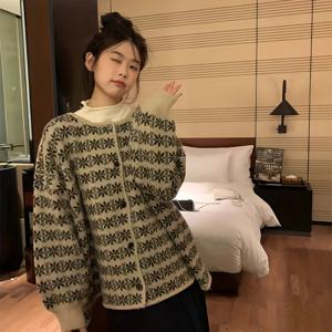 TEMU 여성용 빈티지 자카드 플로럴 가디건 - 아시아 스타일 루즈핏 라운드넥 버튼 프론트 스웨터, 중간 신축감 코지 가을 겨울 레이어링, 손세탁/드라이클리닝 가능, 슬림한 소재 질감, 가을 외투