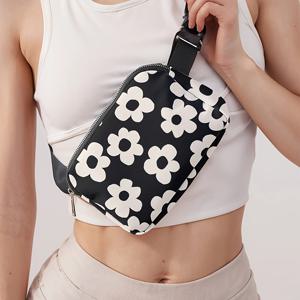 TEMU 1pc 블랙 앤 화이트 꽃무늬 폴리에스터 크로스바디 허리 가방, 조절 가능한 스트랩, 언라이닝, 지퍼 클로저, 가벼운 가슴 가방, 일상 출퇴근, 여행, 하이킹, 요가 - 패션 기본 스타일|힙색