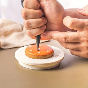 TEMU 1pc 5.51인치 플라스틱 케이크 턴테이블, DIY 케이크 장식 스탠드, 재사용 가능한 베이킹 액세서리, 생일, 결혼식, 어머니의 날, 크리스마스, 기념일을 위한 초보자 케이크 장식 키트 - 충전되지 않음, 배터리 필요 없음