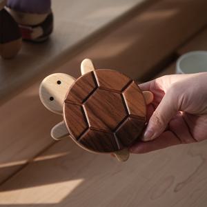 TEMU 1pc 북미 블랙 월넛 및 메이플 단색 우드 거북이 코스터 - 보온 차 및 커피 패드, 비용 없음 열적 선물