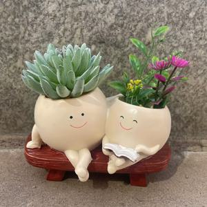TEMU 책을 읽고 있는 커플, 의자에 앉아, 화분