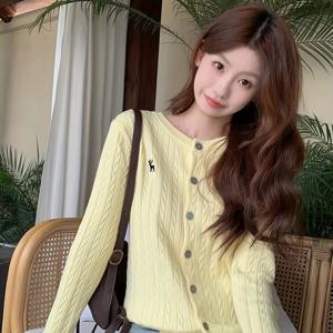 TEMU 여성용 페티트 한국-일본 스타일 슬림핏 케이블 가디건 - 소프트 그레이 버튼 프론트 롱슬리브 라운드넥 스웨터, 봄 & 가을 레이어링, 캐주얼 웨어, 자수, 우아한 디자인|가디건