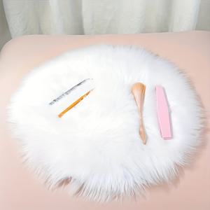 TEMU 우아한 하얀 둥근 인조 모피 플러시 사진 배경 - 부드럽고 푹신한 사진 촬영용 직물, 청소년의里程표, 보석 매니큐어, 화장품 디스플레이 카운터에 적합, 우아한 크림 화이트 색상과 우아한 꽃 무늬가 특징입니다.
