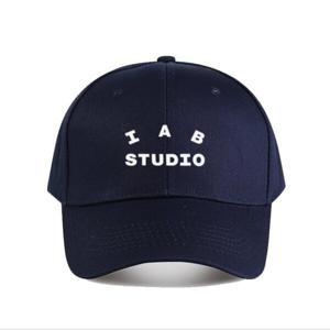 TEMU 1pc IAB 스튜디오 스타일리쉬 베이스볼 캡 - 100% 폴리 에스터, 빨간색에 하얀 로고, 