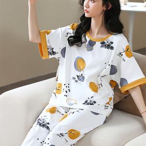 TEMU 여성용 캐주얼 만화 프린트 파자마 세트 - 라운드넥 반팔 상의와 탄력 있는 허리 카프리 팬츠, 기계 세탁 가능, 완벽한 계절 잠옷, 루즈핏 | 화려한 패턴 티셔츠 | 폴리에스터 혼방 소재, 파자마 바지