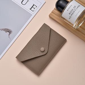 TEMU 최신 유행을 반영한 울트라 얇은 가죽 카드 지갑으로, 여성을 위한 미니 봉투 디자인, 다중 카드 슬롯, 스냅 잠금 장치, ID 및 신용 카드 보관 기능을 갖추고 있습니다.