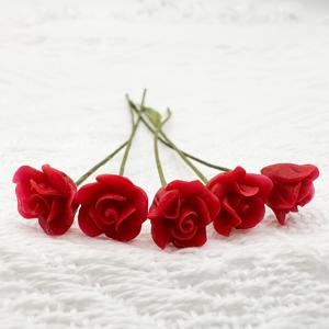TEMU 5개 미니 장미 세트 - 레진 & 메탈 인공 꽃, 인형의 집 장식용 생생한 빨간색 소형 장미, 사진 촬영 장면 및 휴일 코티지 & DIY 공예용 - 배선 필요 없음, 축제 장식품 | 화려한 빨간 장미 | 금속 줄기, 부케 액세서리