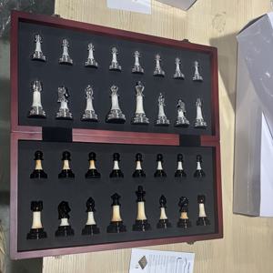 TEMU 고급 나무 체스 피스와 보드는 E-커머스 플랫폼에서 인기가 있습니다. 3.5인치 피스를 특징으로 합니다.