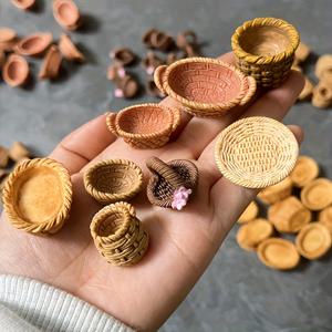 TEMU 8개의 무작위로 섞인 미니 시뮬레이션 빵 보관 바구니, 레진으로 만든 인조 대나무 직조로 DIY 장식 키체인 및 보석 만들기에 이상적입니다.