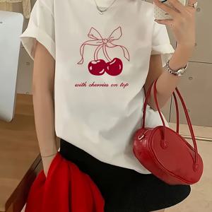 TEMU 슬로이 여성용 여름 캐주얼 체리 프린트 티셔츠 - 화이트 루즈핏 롱라인 탑, 레드 리본 & 프렌치 레터링 라운드넥 반팔, 통기성 원단, 편안한 착용감, 플레이풀 그래픽 티, 릴랙스 핏 셔츠