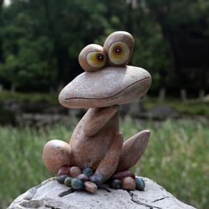 TEMU 빨간색과 갈색을 띄고 있는 불규칙한 눈이 있는 대형 개구리 레진 공예품, 실내 디스플레이 캐비닛, 방 테이블 장식, 실외 정원이나 잔디에 놓여서 분위기를 높일 수 있는 완벽한 야드, 정원, 연못 장식입니다.