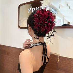 TEMU 대형 빈티지 영감 깃털 & 이중 꽃 태슬 헤어 클립 - 블랙 & 레드, 1920년대 개츠비 스타일, 번 & 포니테일에 완벽, 데이 액세서리 이상적, 우아한 머리 장식, 높이 19cm, 로맨틱 의상 액세서리 | 태슬 헤어 데코 | 깃털 악센트