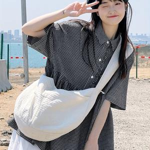 TEMU 여성용 캐주얼 체크무늬 반팔 블라우스 - 달콤하고 세련된 루즈핏 셔츠, 칼라가 있는 완벽한 봄/여름 외출용, 블랙 앤 화이트 체크 패턴, 싱글브레스트 프론트, 가벼운 폴리에스터 소재, 캐주얼 의상 | 체크 패턴 탑 | 흐르는 고우