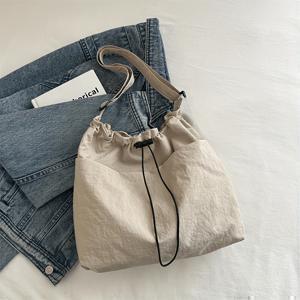 TEMU 여성용 도시 스타일 조절 가능한 숄더 토트백 - 대용량 드로우스트링 클로저, 폴리에스터 안감 내구성, 캐주얼 출퇴근 및 쇼핑 가방 카키, 오렌지-레드, 그린, 블랙, 튼튼한 핸들 구조|테무쇼핑|토트백|여행용크로스백