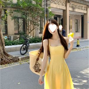 TEMU 여성을 위한 프랑스식 노란색 미디 드레스 - 소매 없는, 허리 집착, 꽃무늬가 있는 플로우잉 A 라인 스커트, 여름 휴가와 해변 외출에 완벽한 해변 의상|꽃무늬 드레스|폴리에스테르 재질|여름모자|민소매원피스
