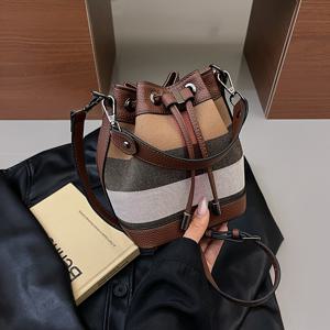 TEMU 빈티지 스타일 대용량 체크무늬 크로스바디 백, 조절 가능한 스트랩, 끈으로 닫히는 디자인, 손목끈 포함 - 진갈색|크로스백|가죽가방