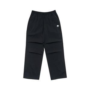 [데상트] 스포티 우븐 파라슈트 웜업 팬츠 SP223UWP41BLK