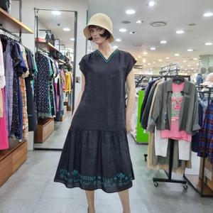 베네통/애플아울렛/레이온 혼방 브이넥 자수 포인트 롱 원피스 BAOPA8531